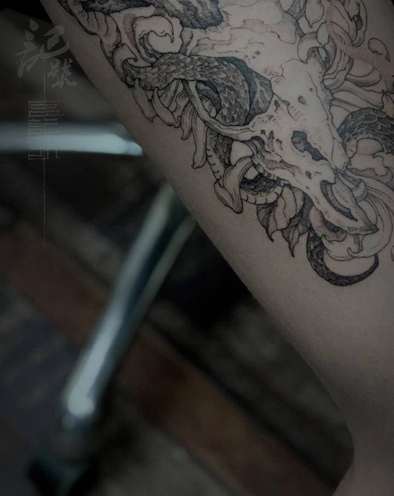 暗黑也可以把性感拿捏死纹身图片_腰部手臂点刺New School纹身图案