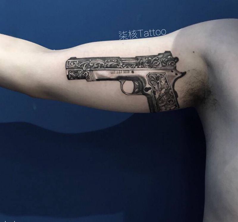 #沙漠之鹰纹身图片_手臂欧美写实沙漠之鹰手枪纹身图案