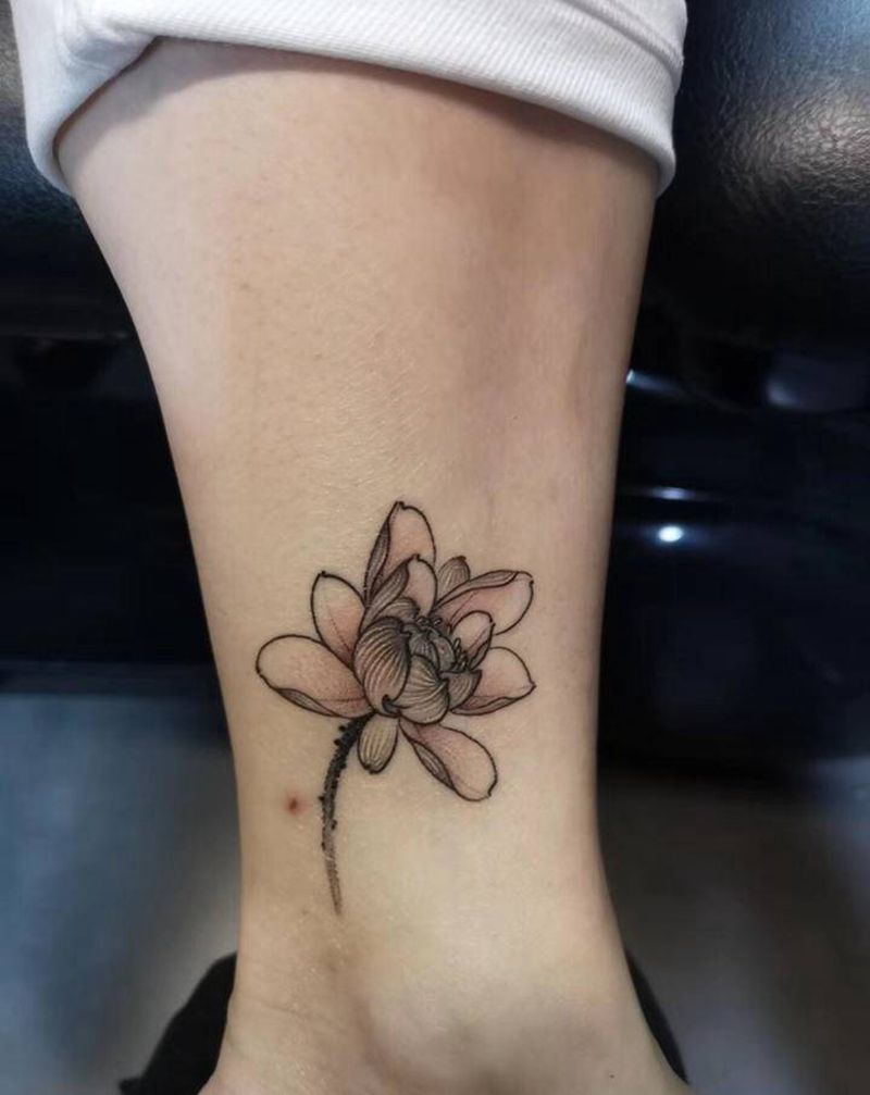 莲花纹身图片_脚部水墨纹身图案