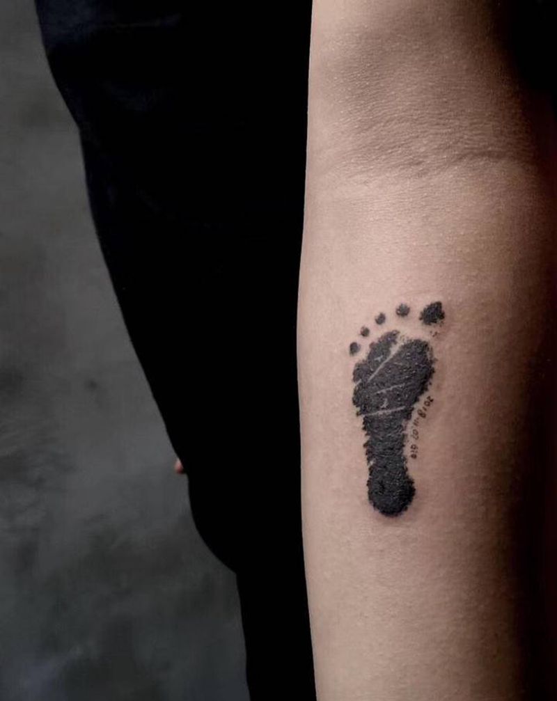 足迹纹身图片_手部水墨纹身图案