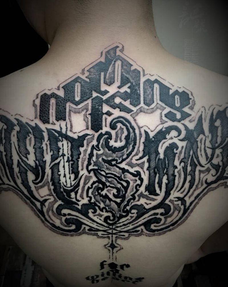 1/4花体背纹身图片_胸部花体字纹身图案