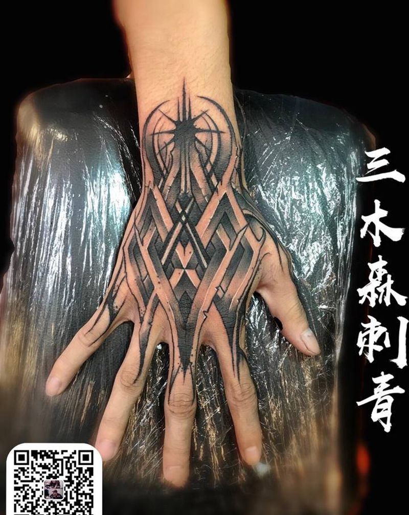 花体纹身图片_手部花体字纹身图案