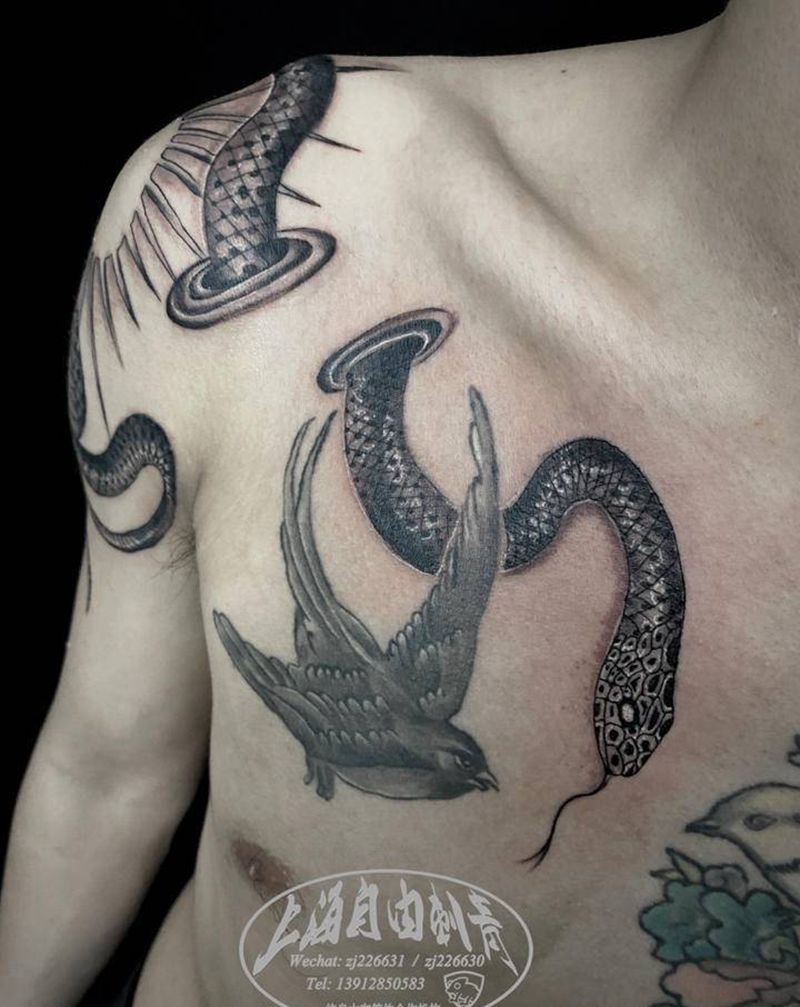 蛇纹身图片_肩部欧美写实蛇纹身图案