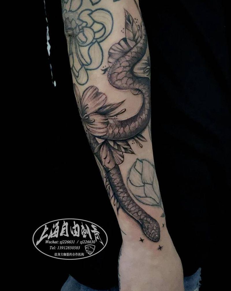 蛇纹身图片_手臂欧美写实蛇纹身图案