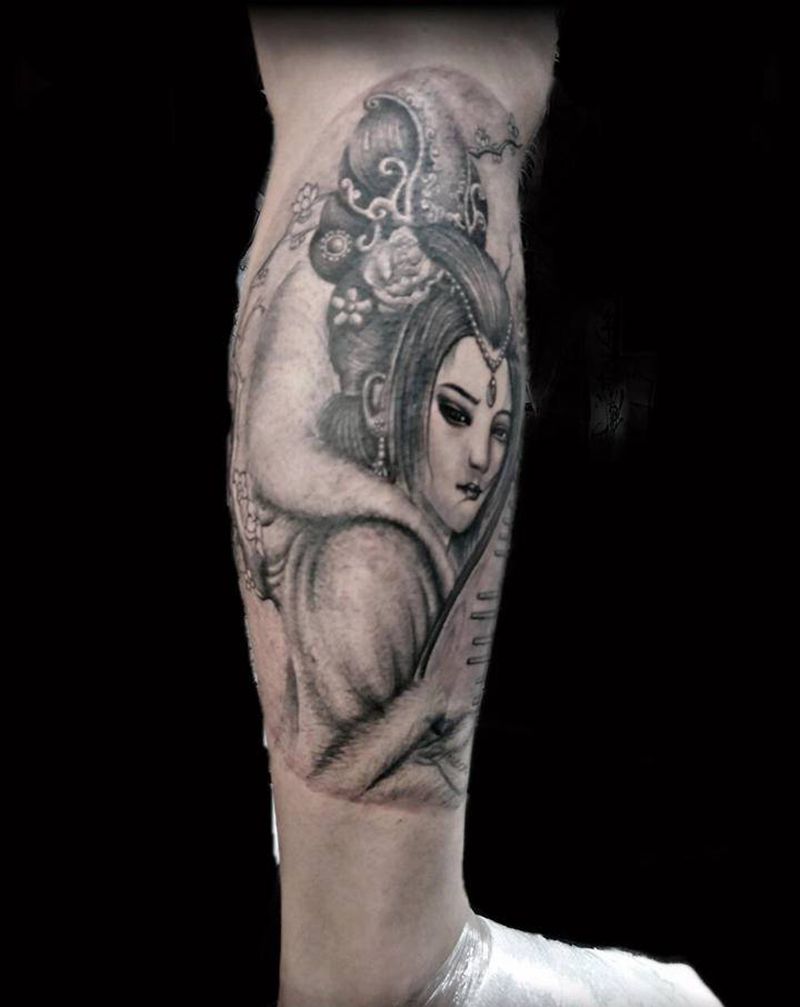 古风美女纹身图片_腿部新传统纹身图案