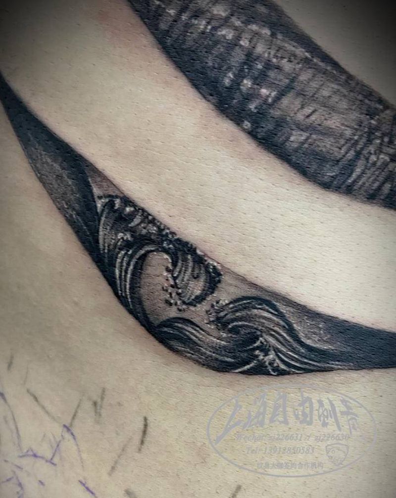 鲨鱼鳍纹身图片_腰部腹部欧美写实点刺鲨鱼鳍纹身图案