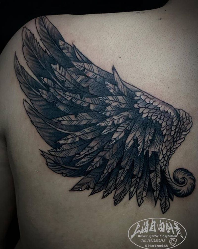 翅膀纹身图片_背部欧美写实翅膀纹身图案