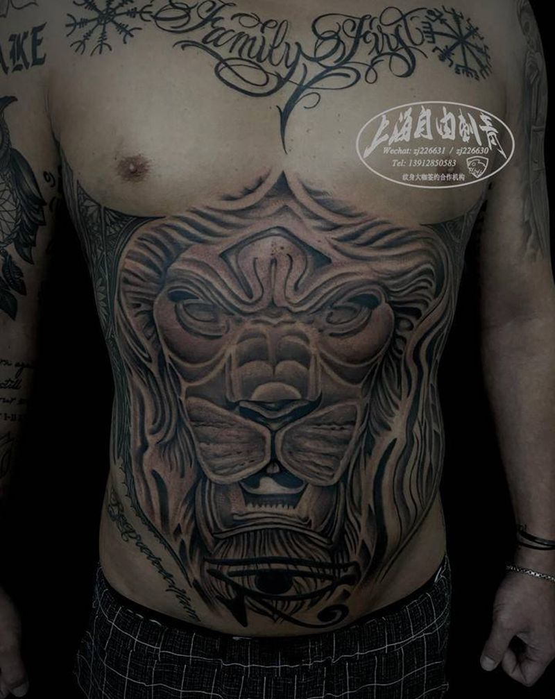 狮子纹身图片_腹部欧美写实狮子纹身图案