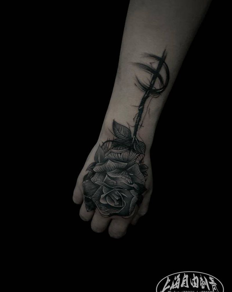 玫瑰纹身图片_手部欧美写实玫瑰纹身图案