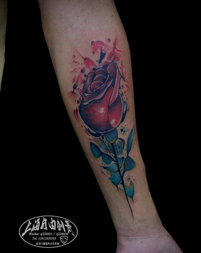 玫瑰纹身图片_手臂欧美写实玫瑰纹身图案
