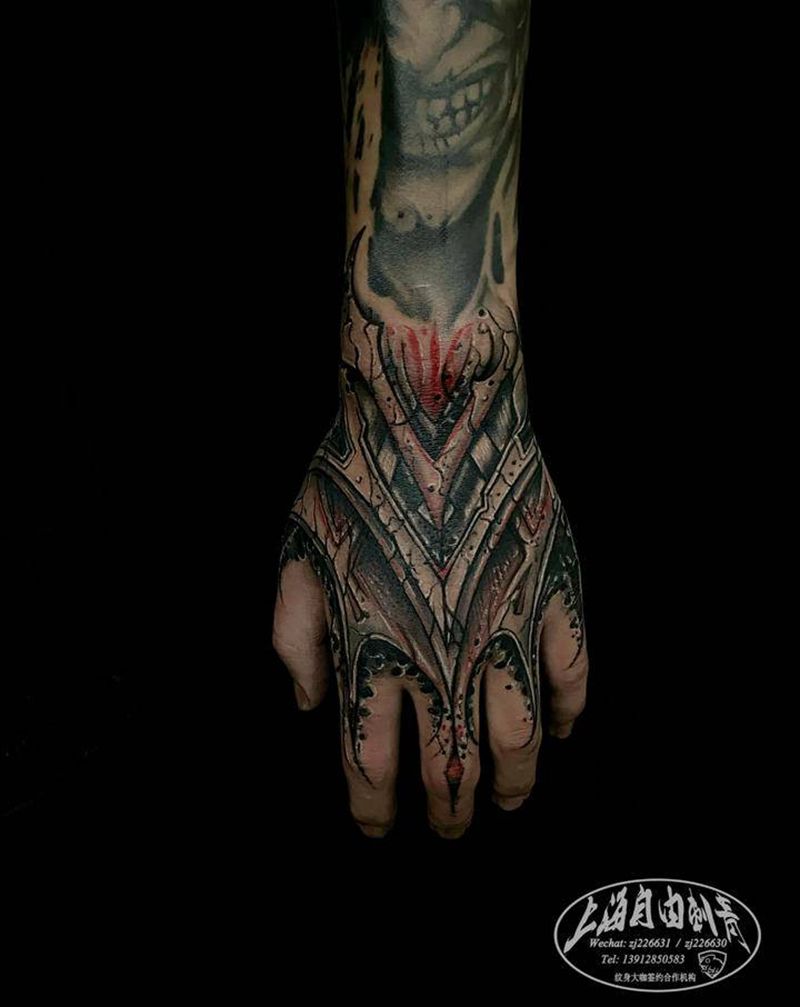 手背纹身图片_手部花体字花手手背纹身图案