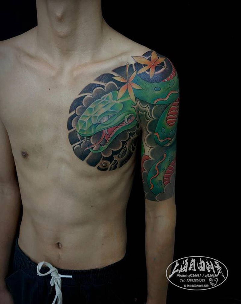 蛇半甲纹身图片_胸部手臂老传统蛇纹身图案