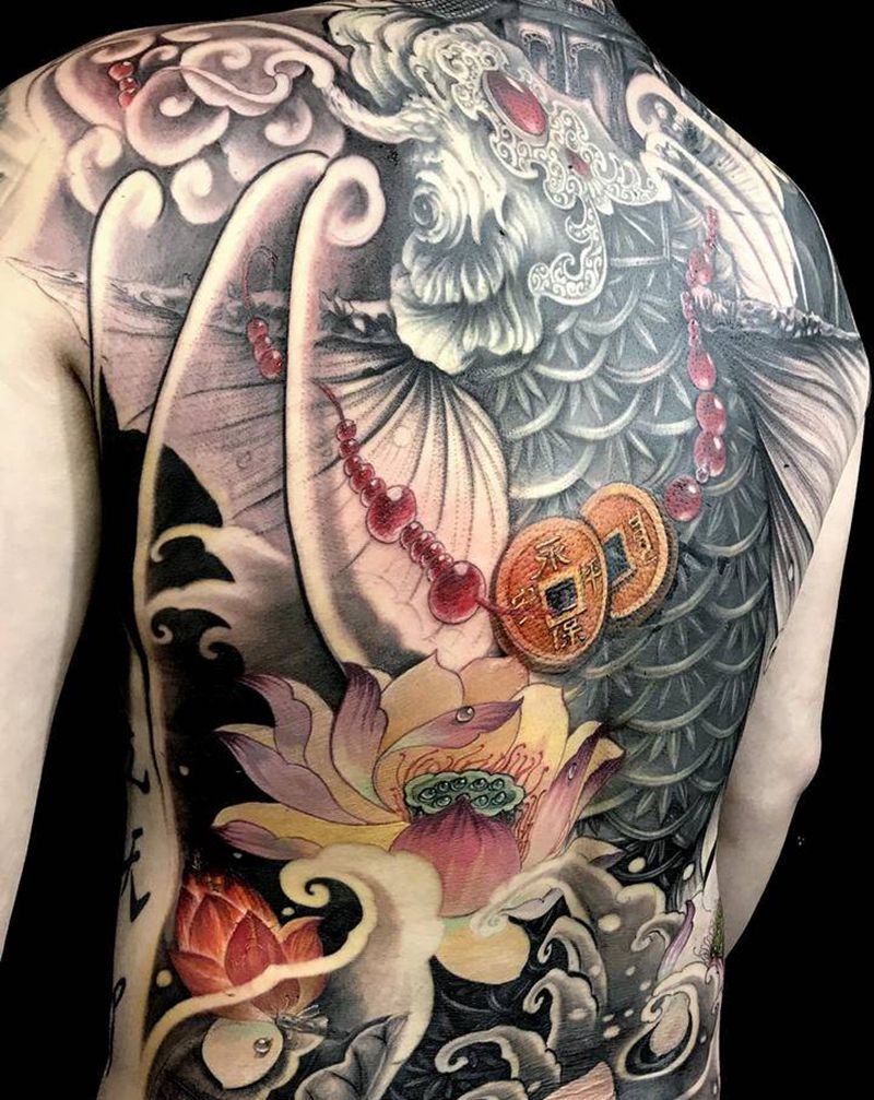 鲤鱼跃龙门纹身图片_背部新传统满背鲤鱼荷花鲤鱼跃龙门纹身图案