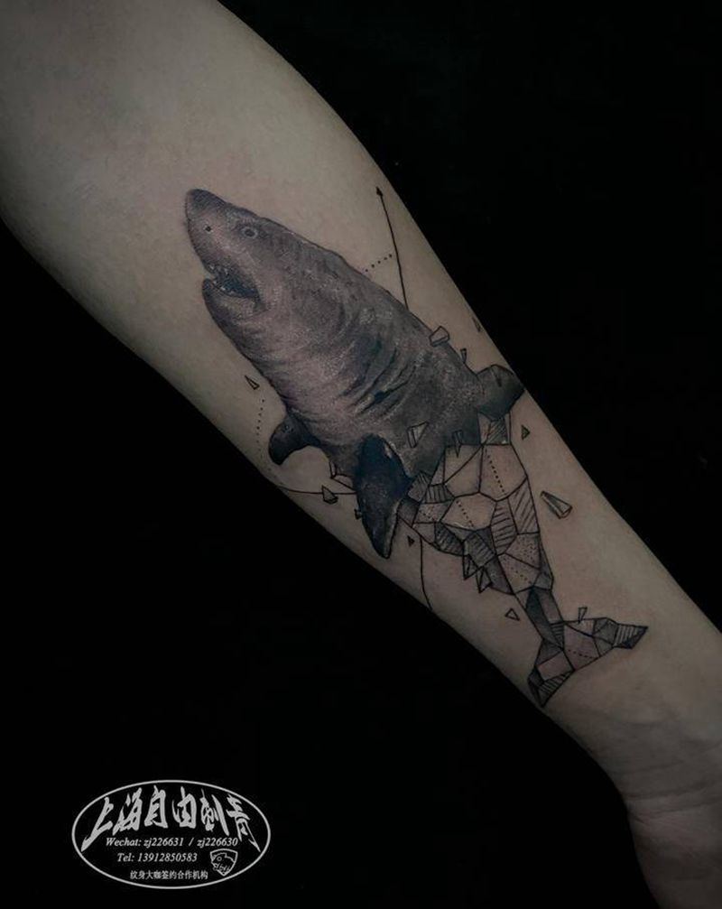 鲨鱼纹身图片_手臂欧美写实鲨鱼纹身图案