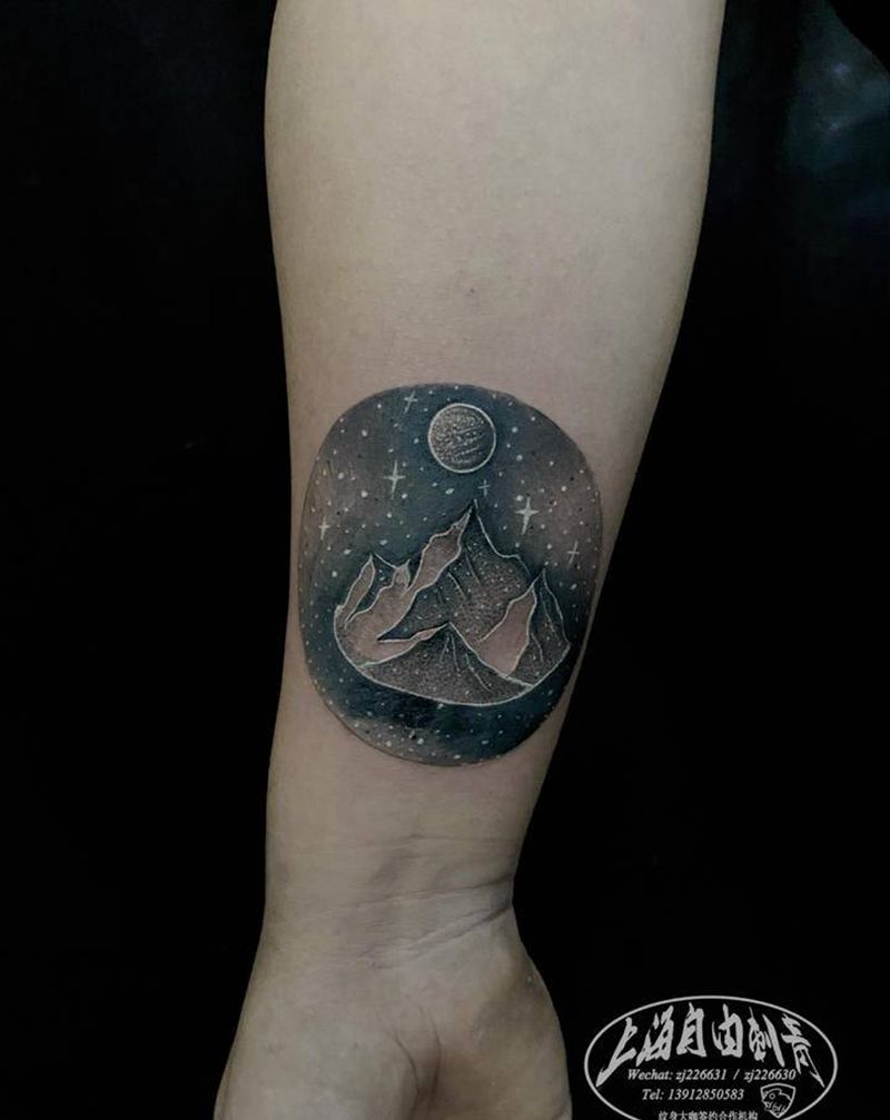 山纹身图片_手臂几何点刺山纹身图案