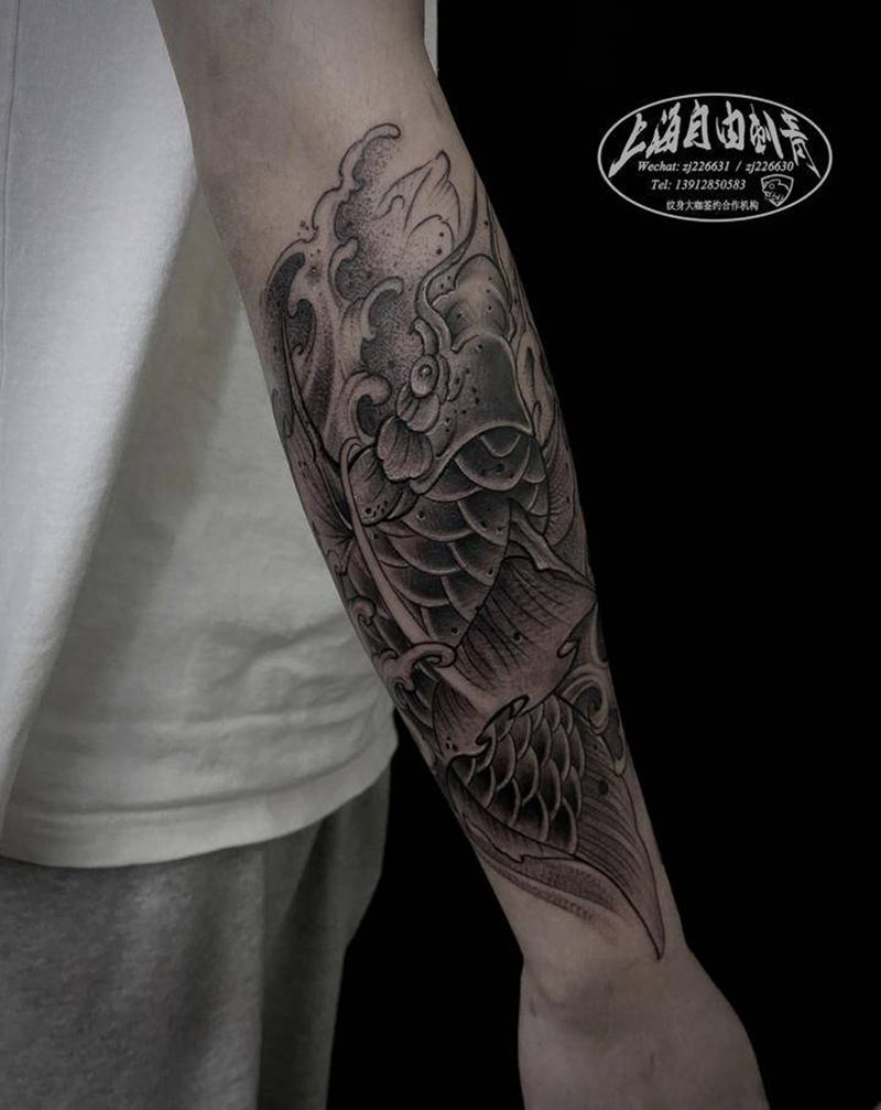 鲤鱼纹身图片_手臂新传统鲤鱼纹身图案