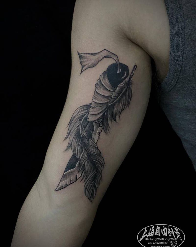 匕首纹身图片_手臂欧美写实匕首羽毛纹身图案