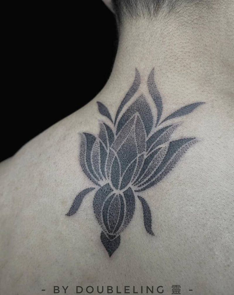 荷花纹身图片_背部点刺纹身图案