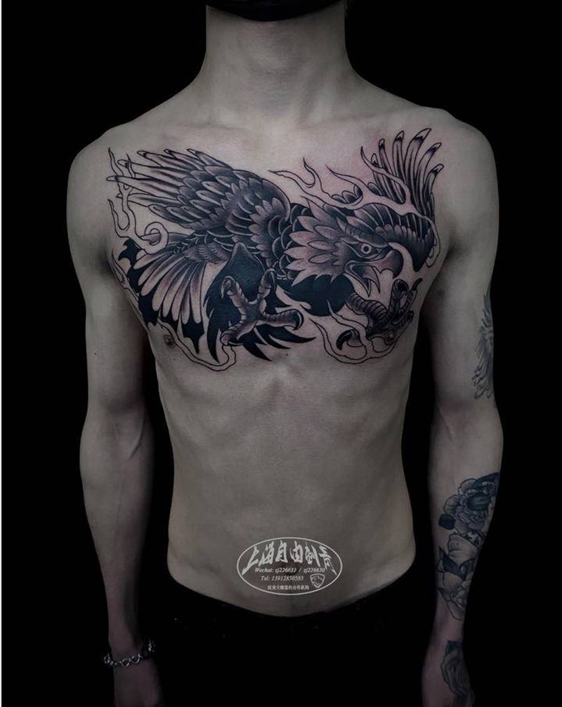 鹰纹身图片_胸部Old School鹰纹身图案