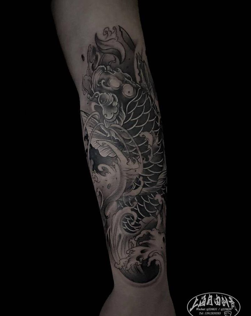 鲤鱼纹身图片_手臂新传统鲤鱼纹身图案