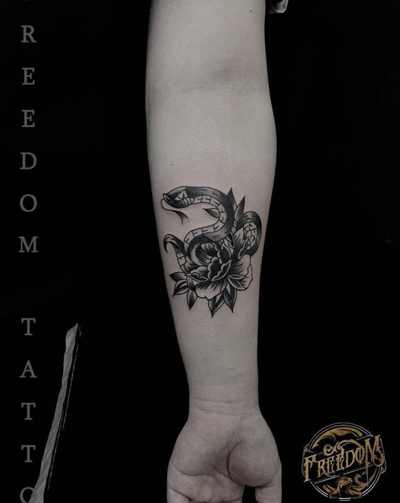 蛇纹身图片_手臂Old School蛇纹身图案