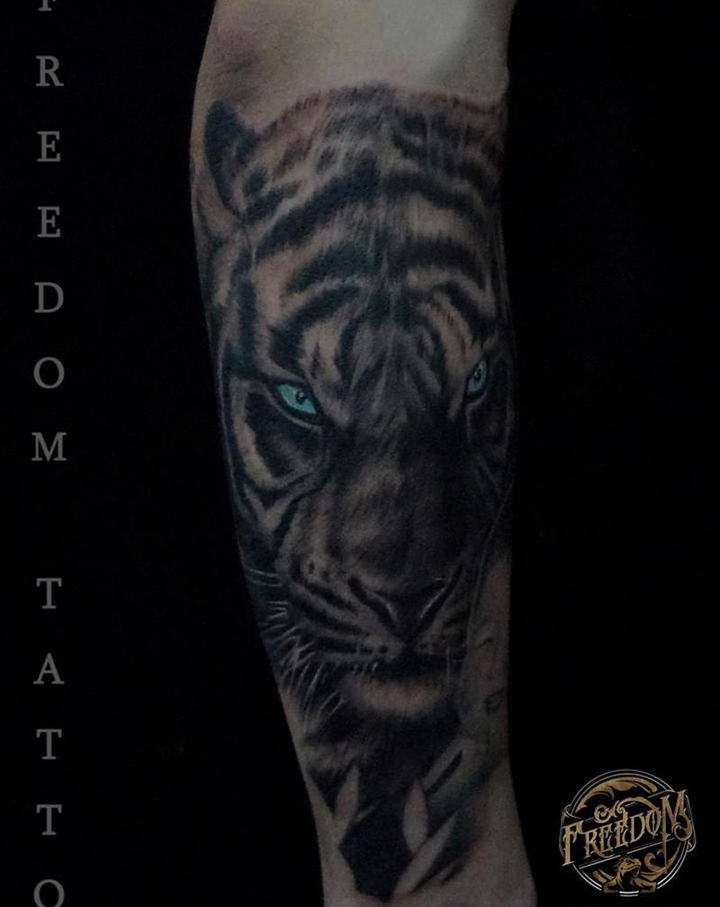 守护纹身图片_手臂欧美写实老虎肖像纹身图案