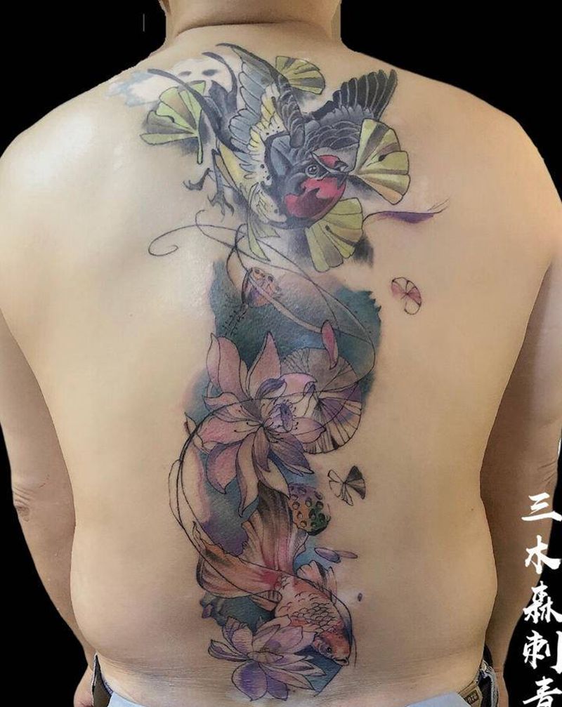 《连年有余》纹身图片_背部水彩水墨纹身图案