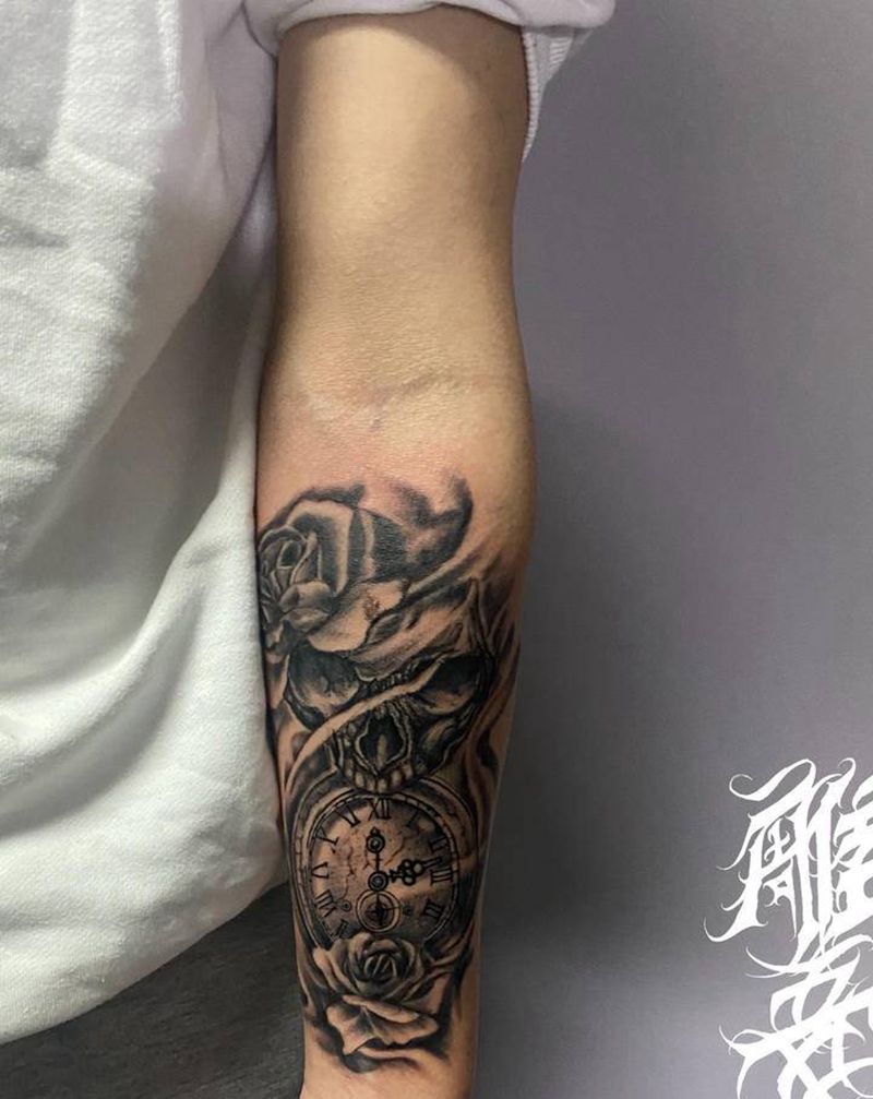 时钟纹身图片_手臂欧美写实纹身图案