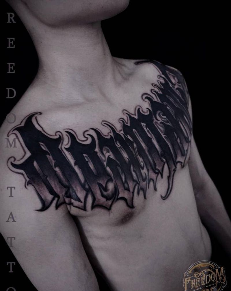 亲爱的妈妈纹身图片_胸部花体字妈妈纹身图案