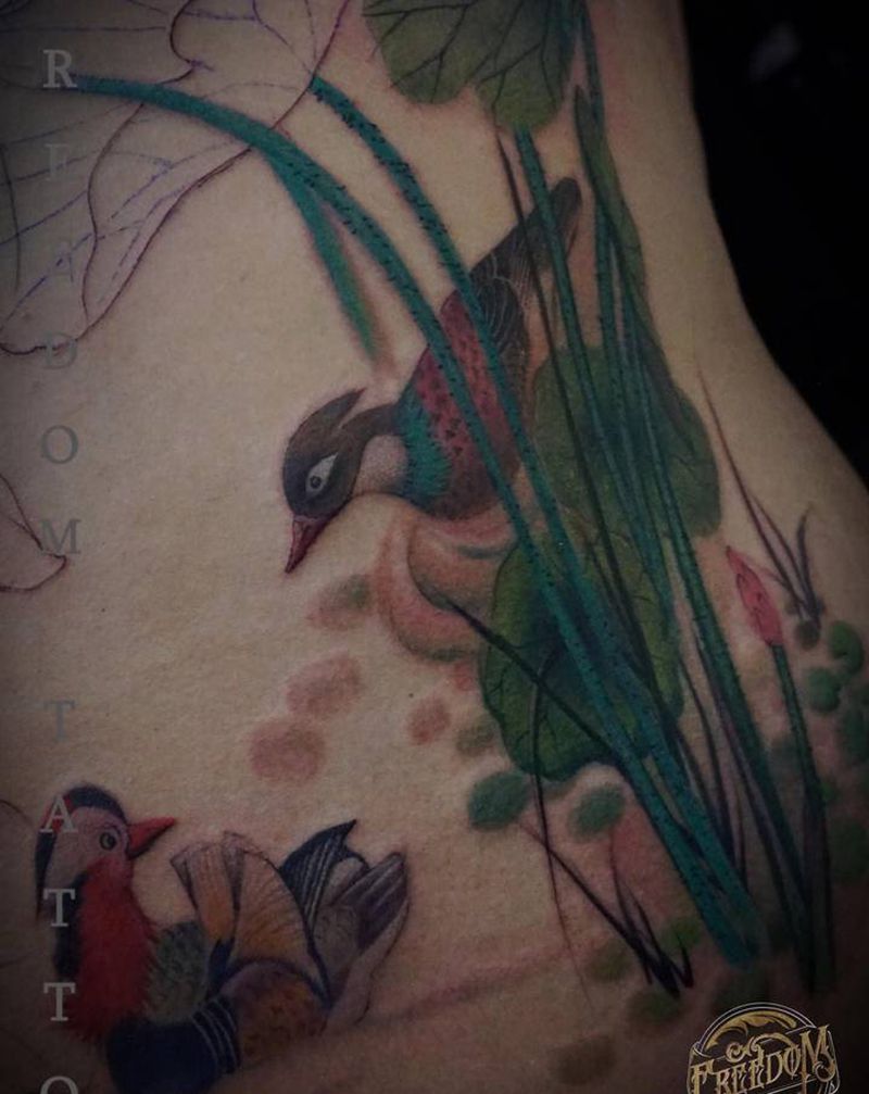 鸳鸯戏水 未完成纹身图片_背部新传统水墨鸳鸯荷叶纹身图案