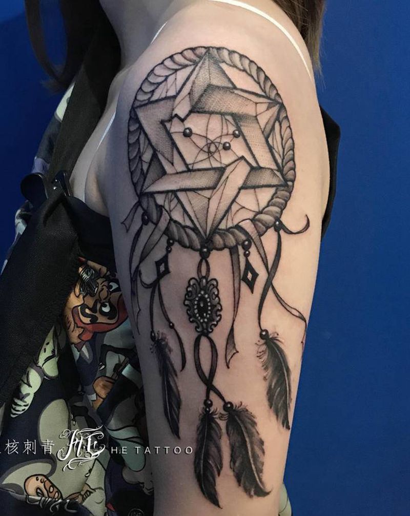 捕梦网纹身图片_手臂肩部欧美写实点刺捕梦网纹身图案