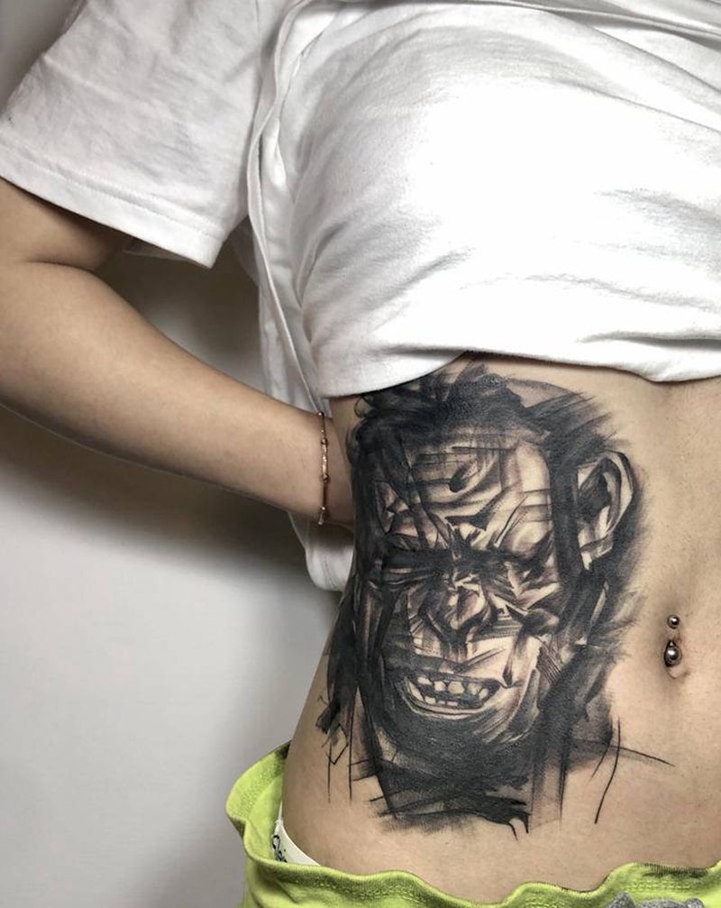 刀疤纹身图片_腰部欧美写实点刺纹身图案