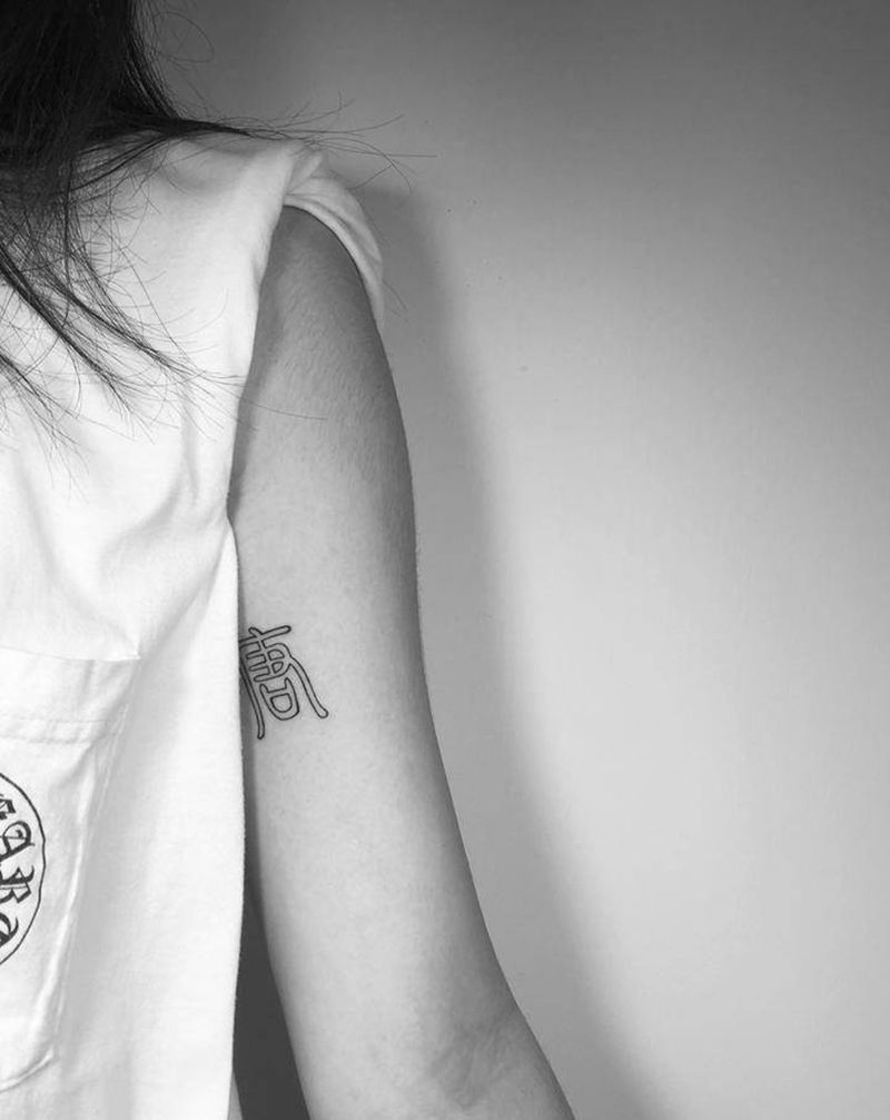 唐纹身图片_手臂花体字纹身图案