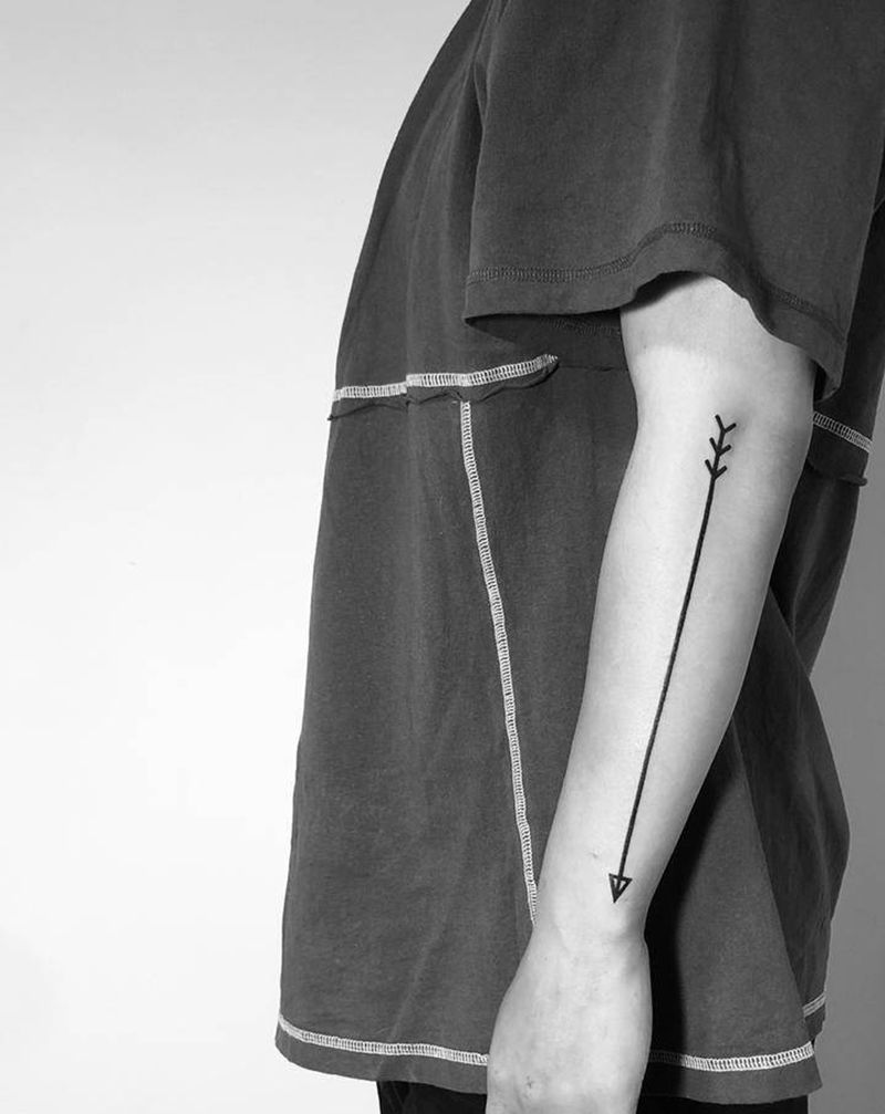 Straight line纹身图片_手臂几何纹身图案