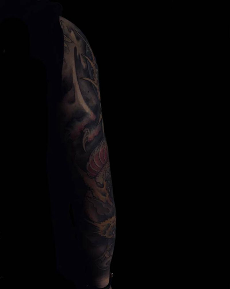 大龙纹身图片_手臂新传统纹身图案