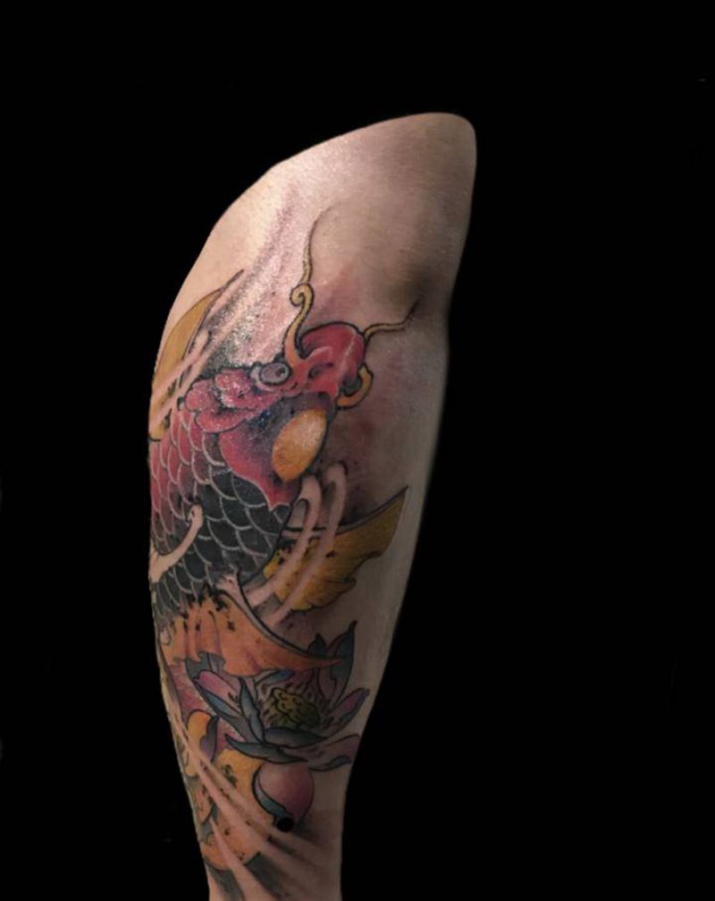 旧作鲤鱼纹身图片_腿部新传统纹身图案
