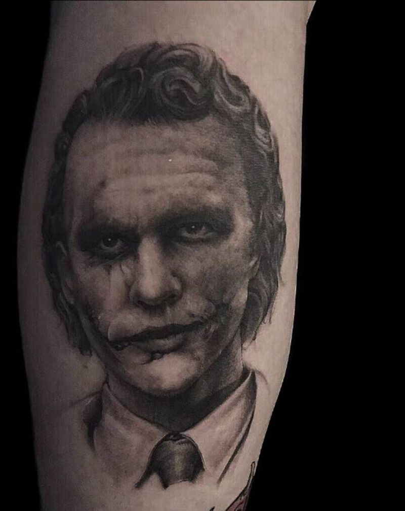 小丑纹身图片_腿部欧美写实纹身图案