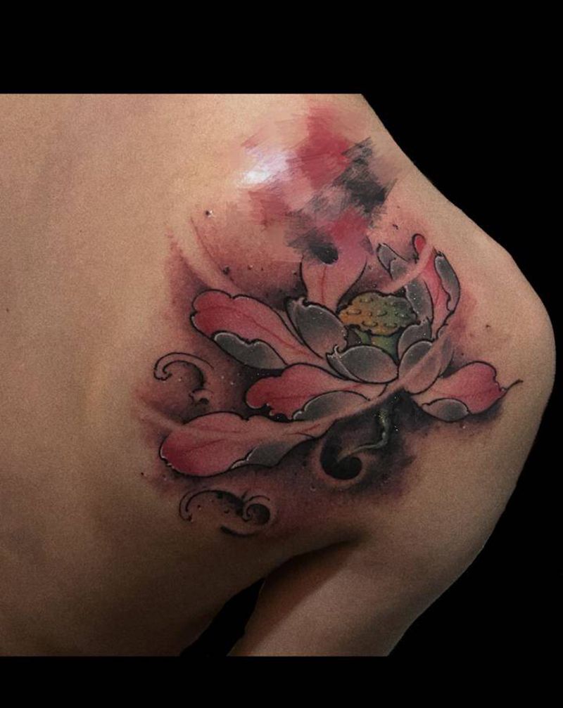 莲花纹身图片_肩部新传统纹身图案