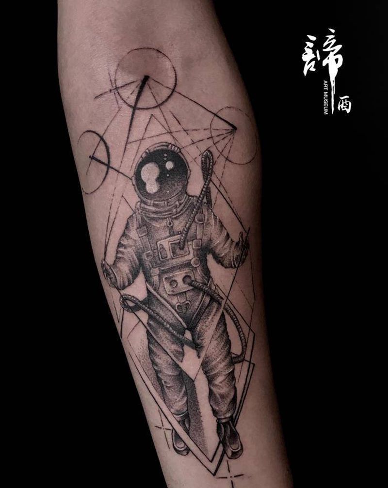 宇航员纹身图片_手臂纹身图案