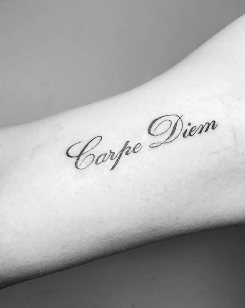 信仰二纹身图片_手臂花体字纹身图案