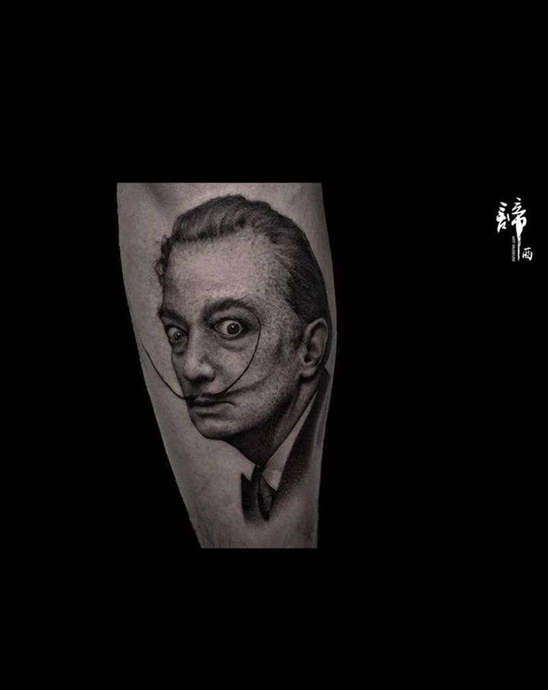 达利纹身图片_腿部欧美写实纹身图案