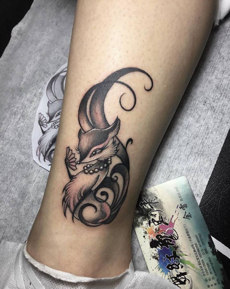 狐狸纹身图片_腿部老传统纹身图案