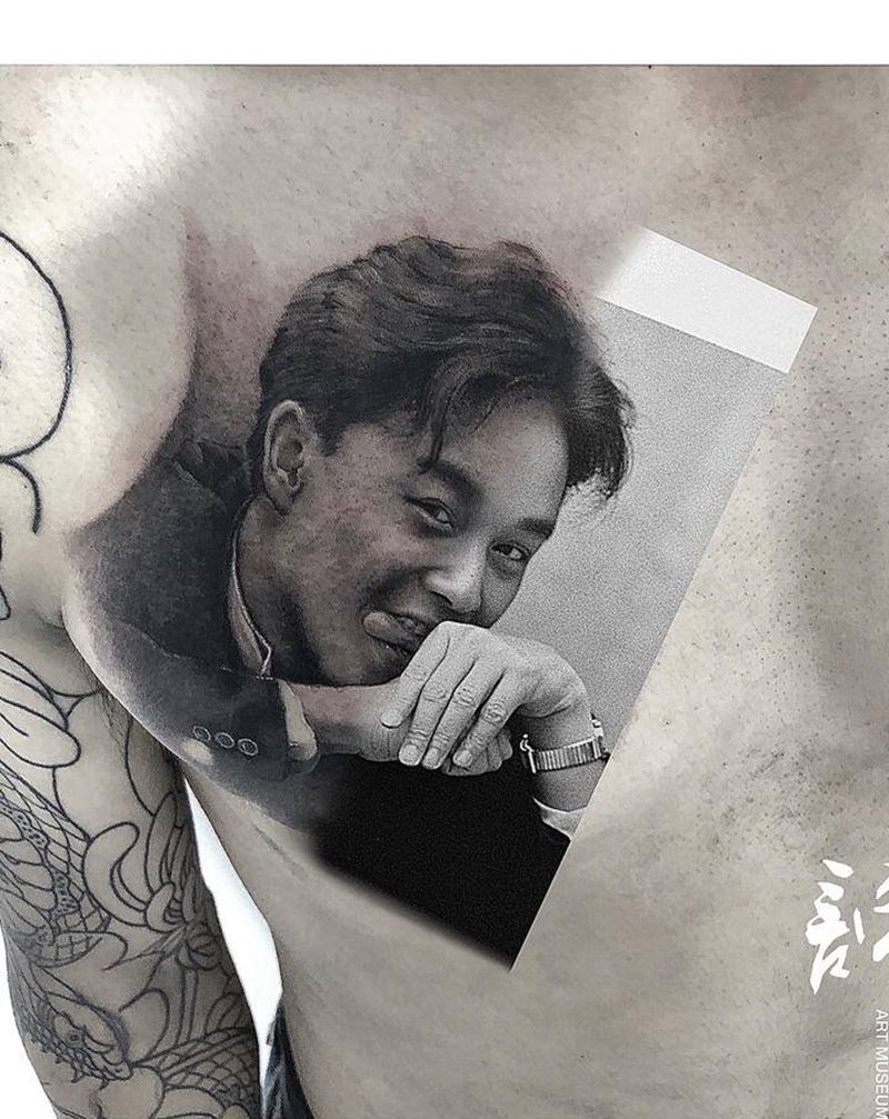 素描纹身图片_胸部欧美写实纹身图案