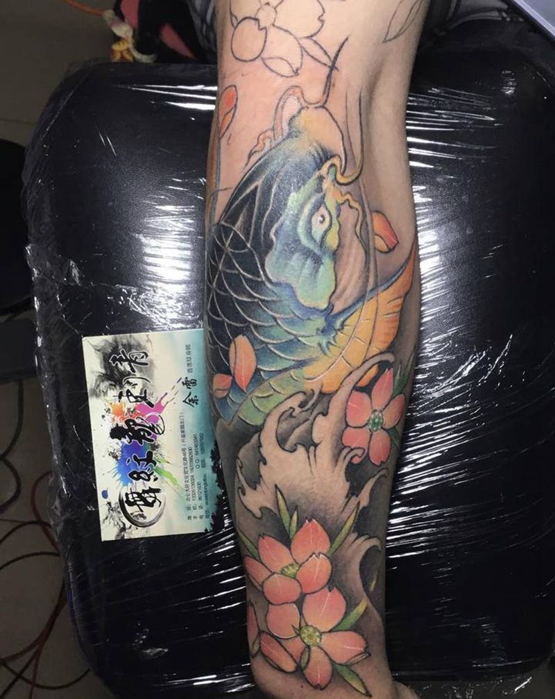 鱼纹身图片_手臂新传统纹身图案