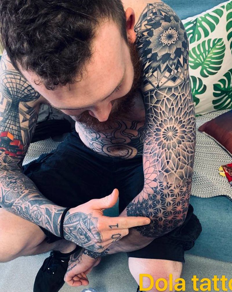 花臂纹身图片_手臂点刺几何纹身图案