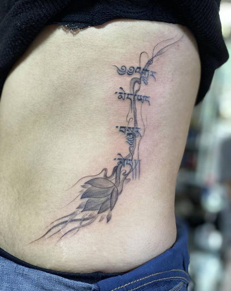 莲纹身图片_腰部纹身图案