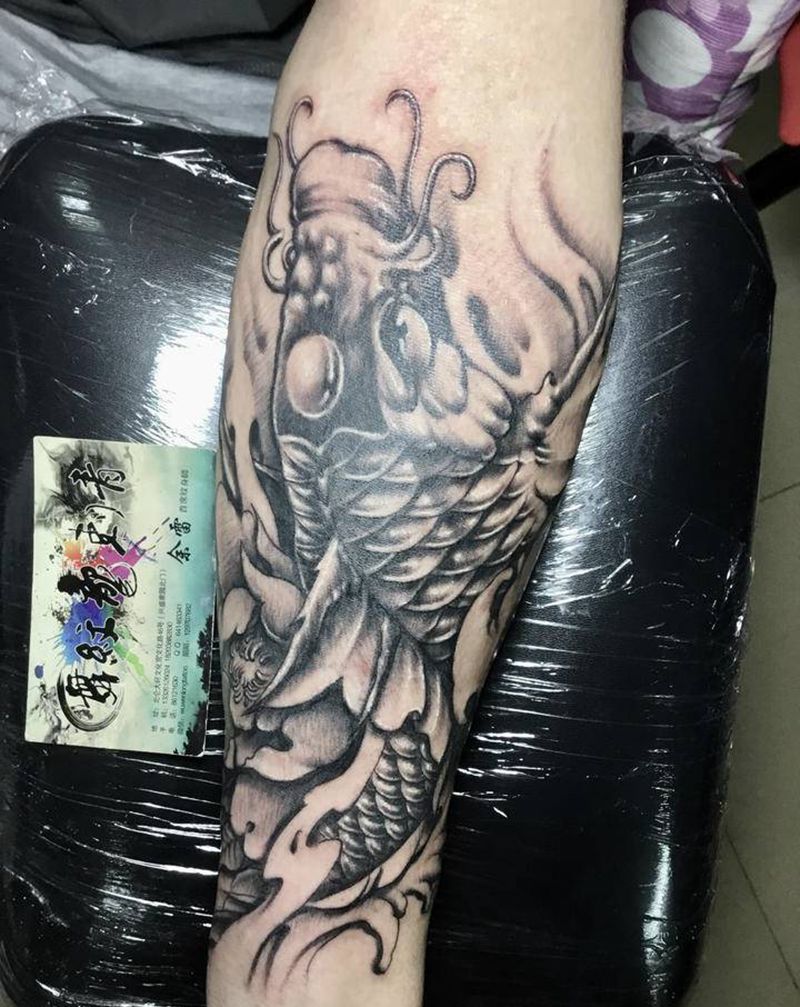 鲤鱼纹身图片_手臂老传统鱼纹身图案