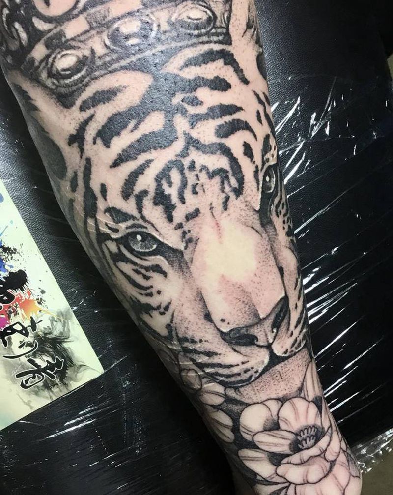 虎纹身图片_手臂新传统虎纹身图案