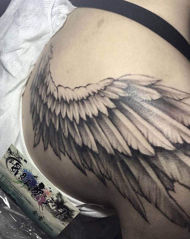 翅膀纹身图片_背部老传统翅膀纹身图案