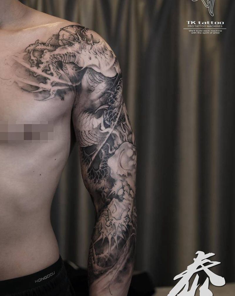 龙臂未完纹身图片_手臂新传统纹身图案